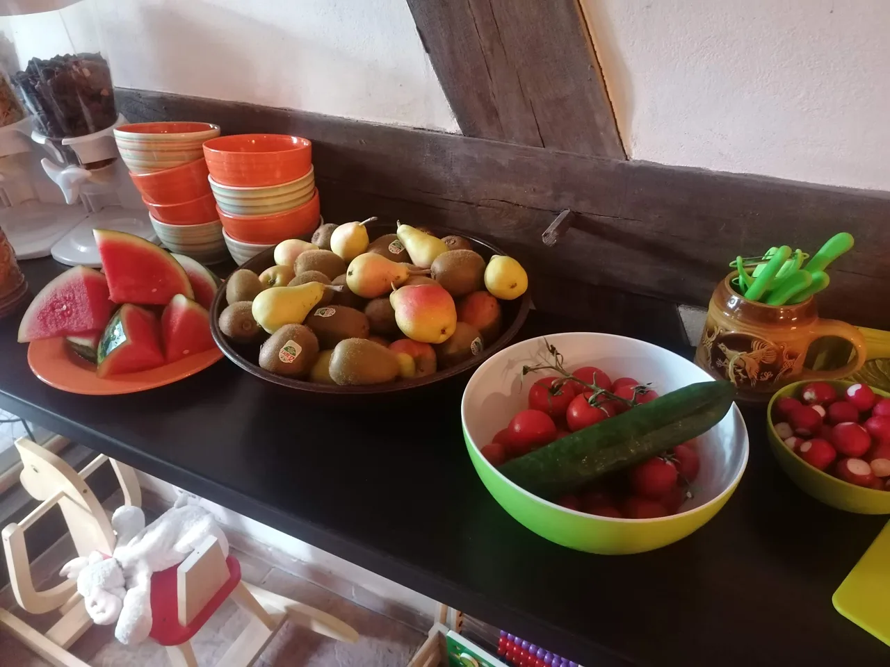 Obst und hausgemachte Marmelade zum Frühstück
