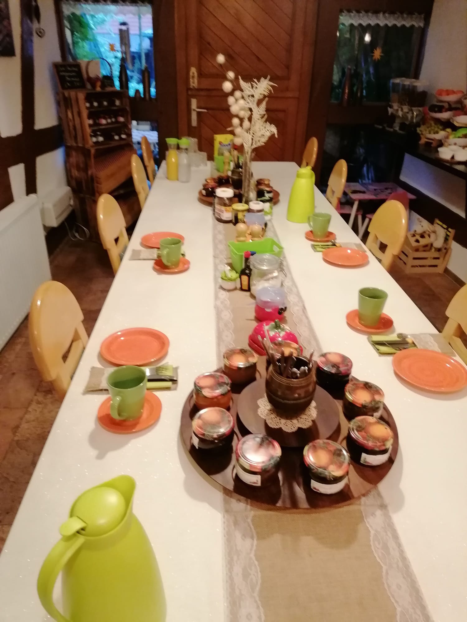 Gedeckter Frühstückstisch im Frühstücksraum der Pension