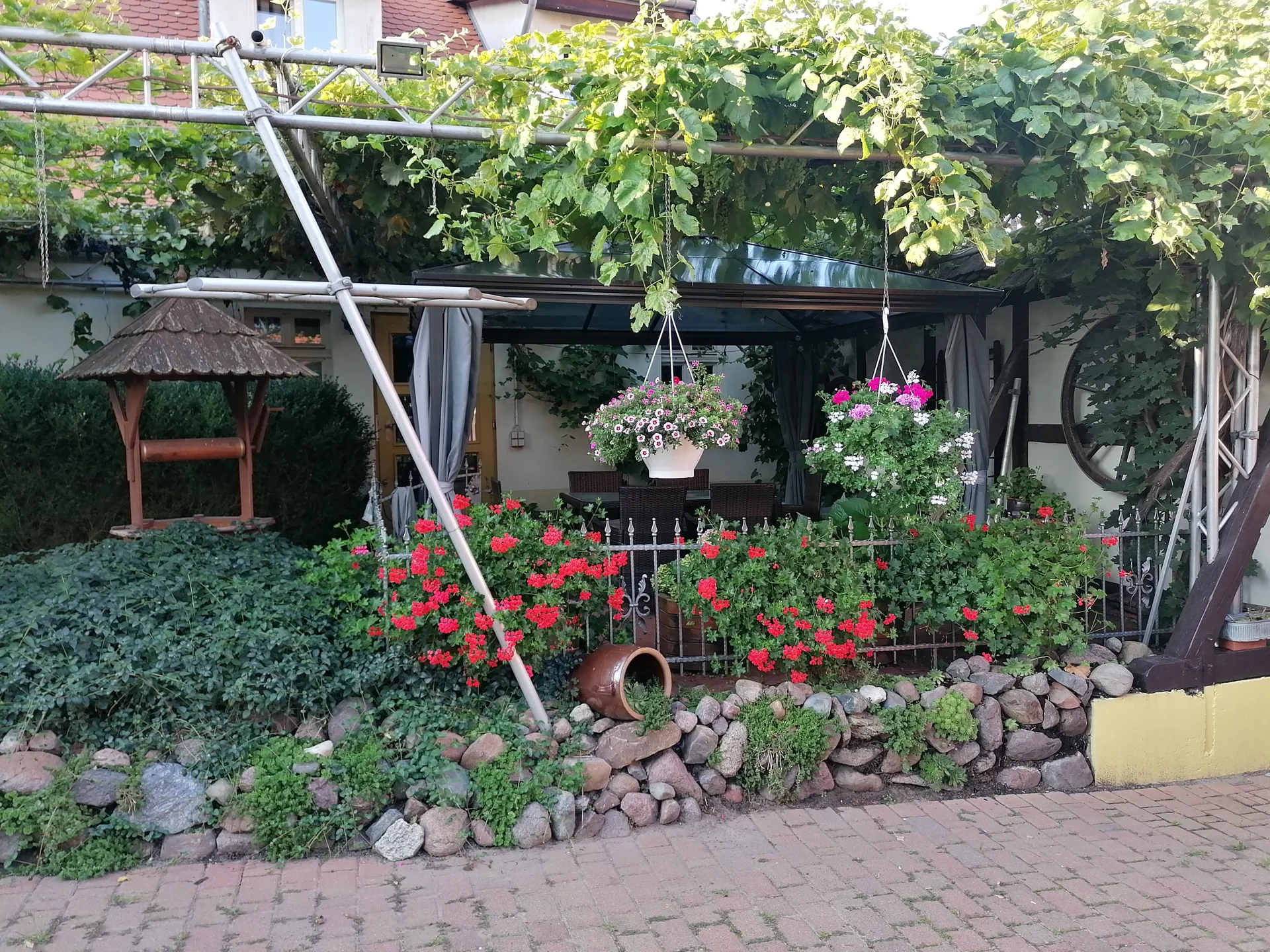 Blühender Garten im geschützten Innenhof