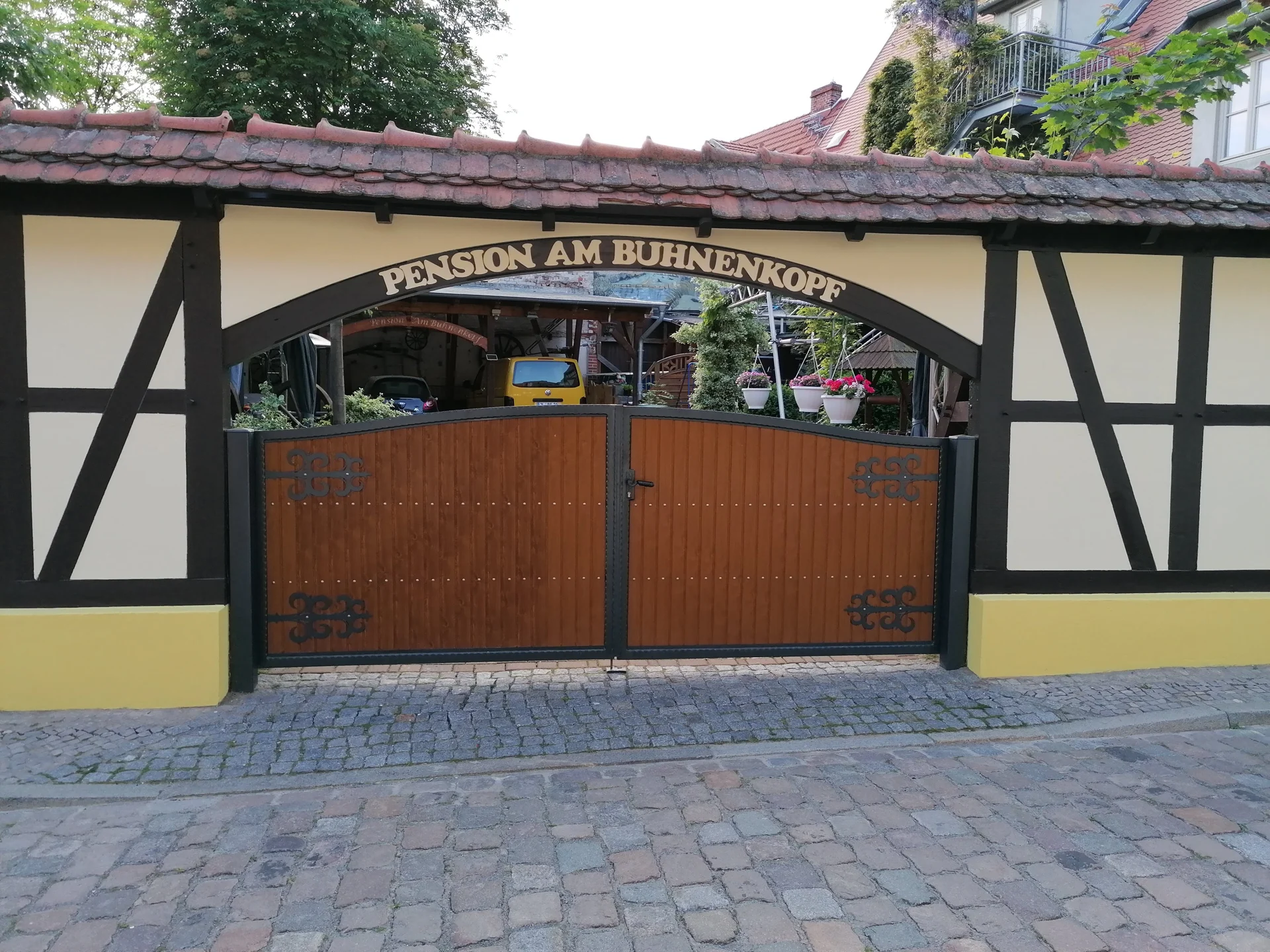 Fachwerkfassade mit dem Eingangstor der Pension am Buhnenkopf
