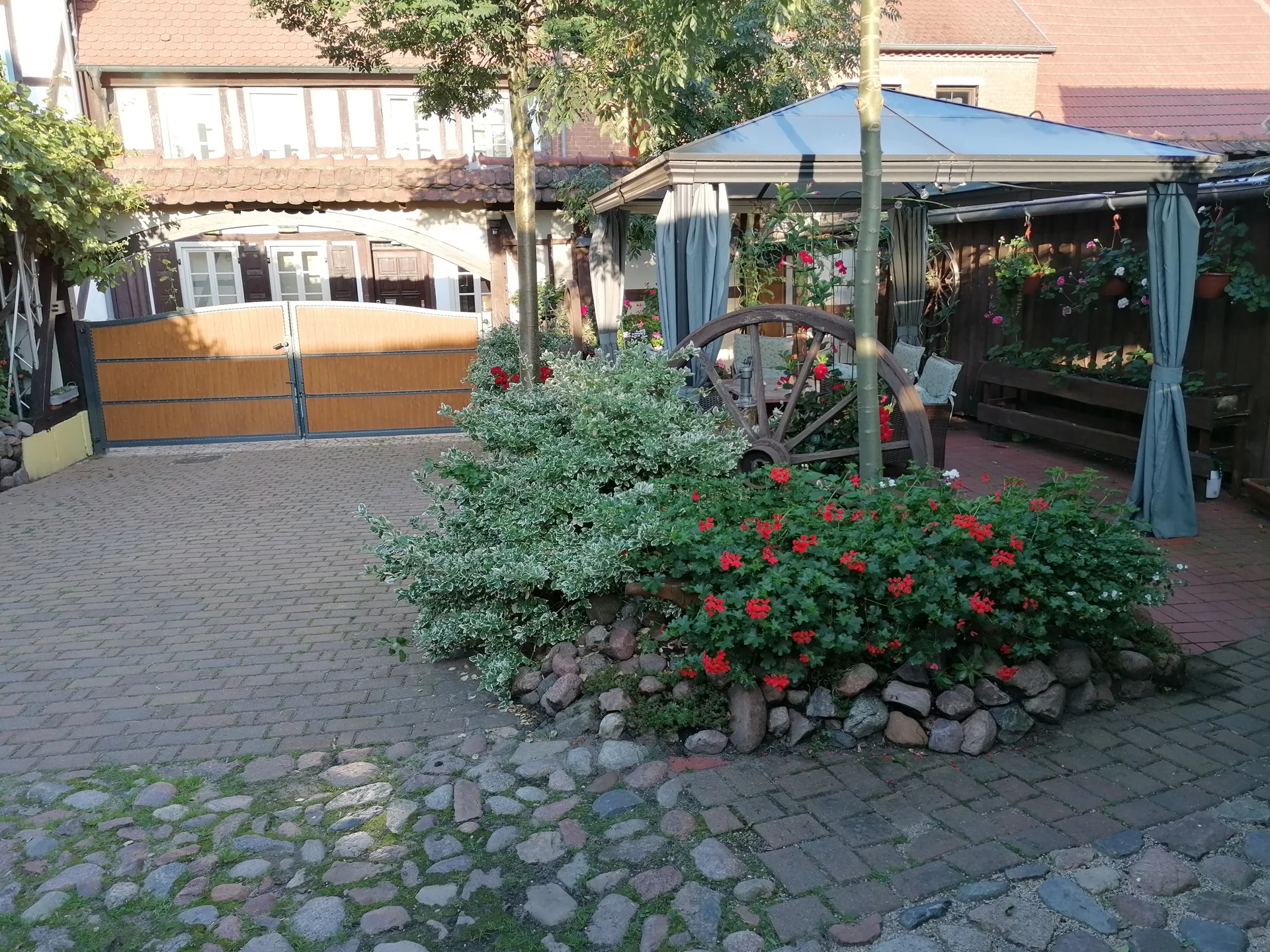 Geschützter Innenhof mit überdachten Sitzmöglichkeiten im Freien