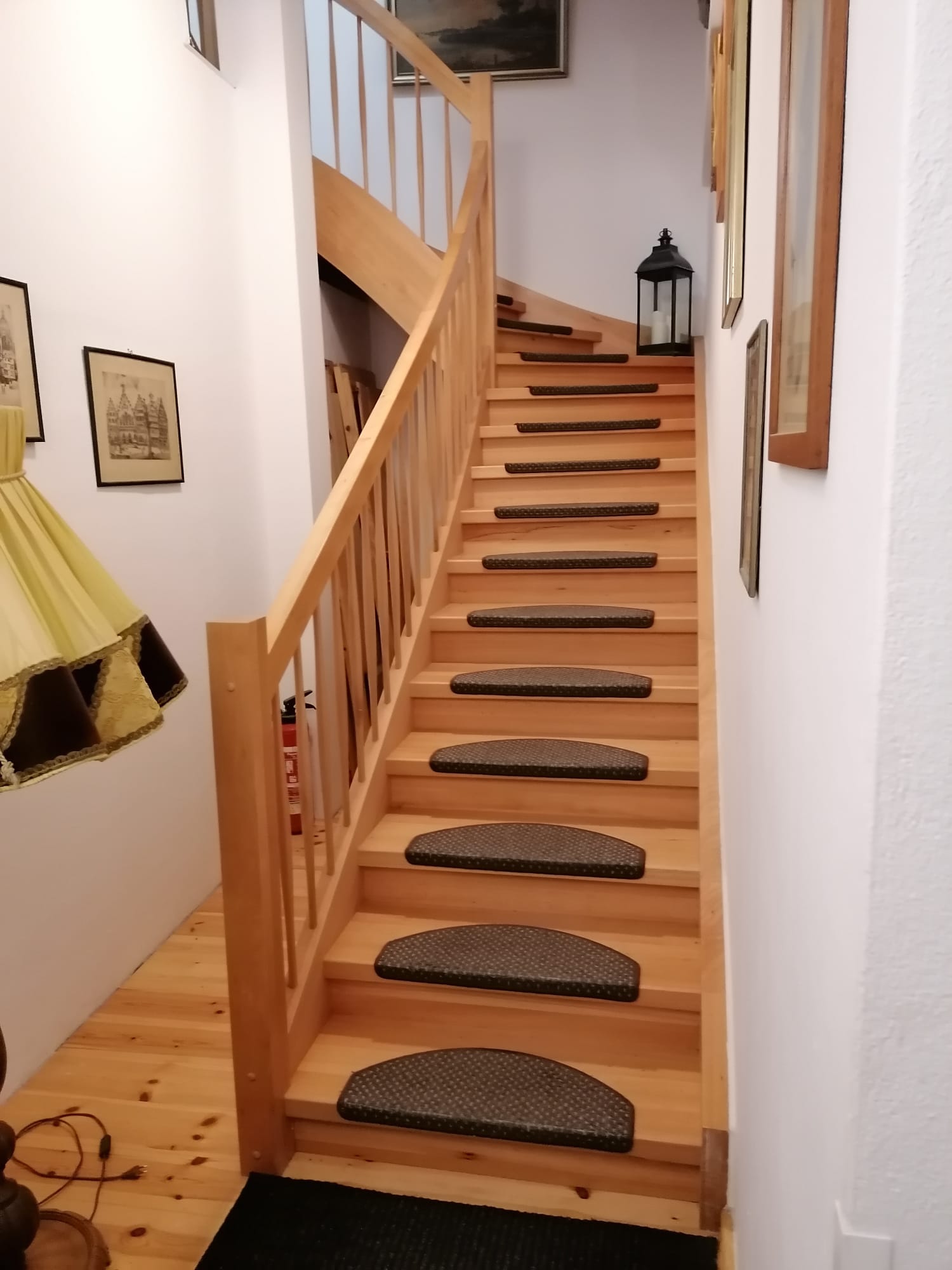 Originalaufnahme der Innentreppe zu den Gästezimmern